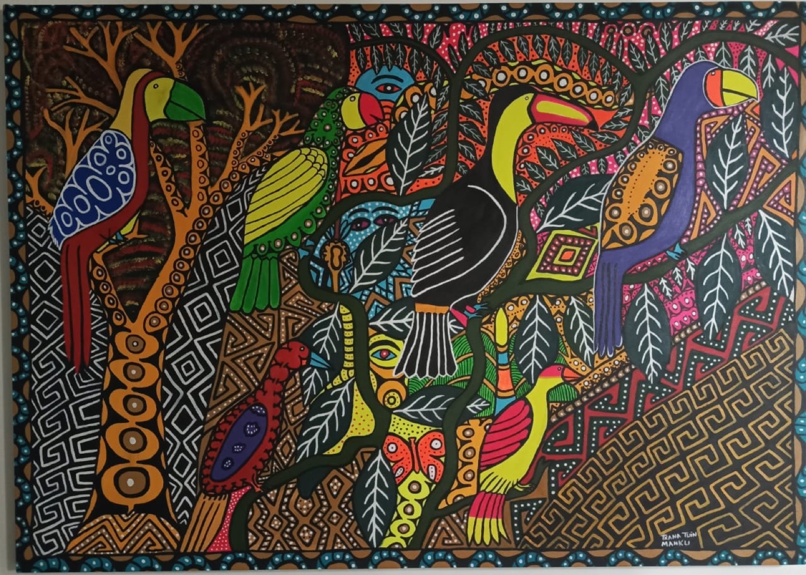 Pintura de Txaná Tuin: tucanos, araras e folhas sobre fundos de kene